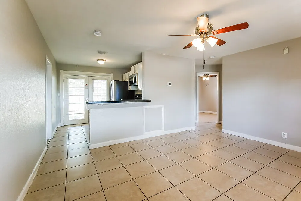 3 bed, 2.0 bath, 925 sqft, $2,660 — Photo 4