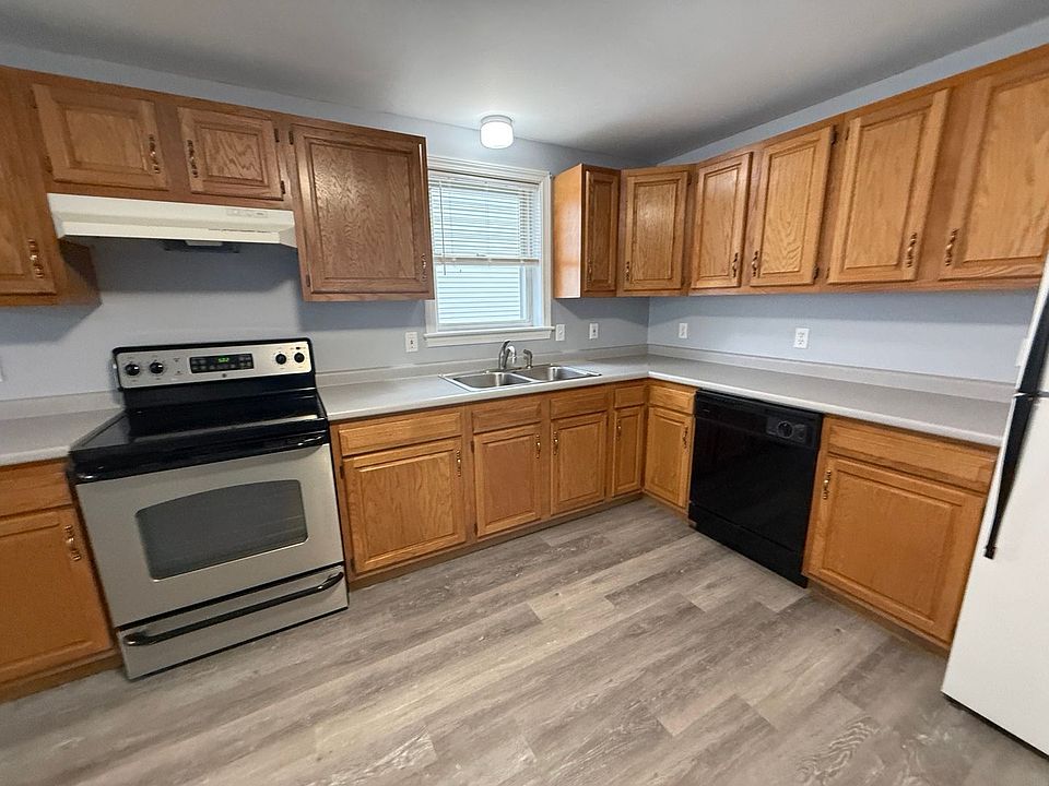 1st image of 570 Montgomery St W #2