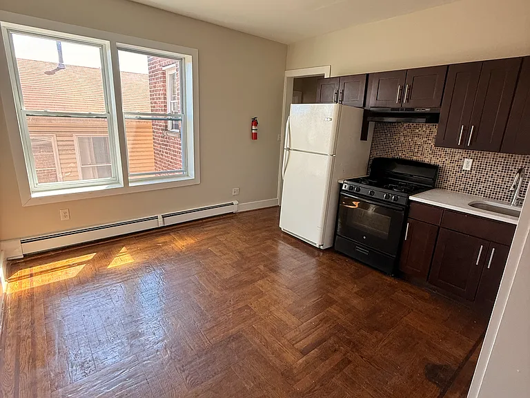 408 Leslie St #5 — Photo 1