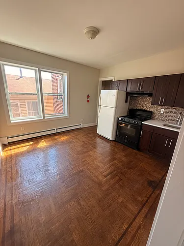 408 Leslie St Photo 1