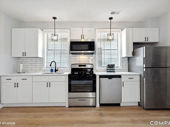 3rd image of 2429 W Cortland St APT 2R