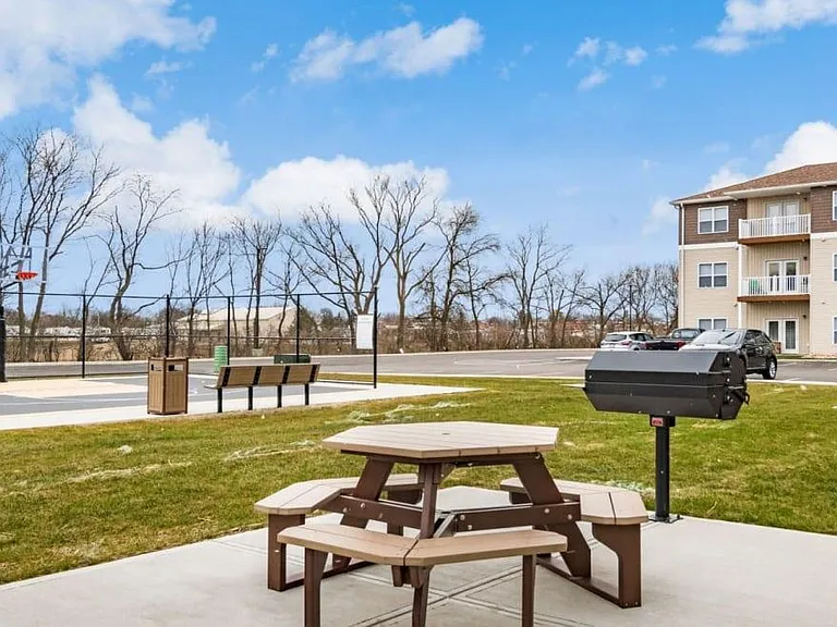 Hutchison Place Apartments — Photo 42