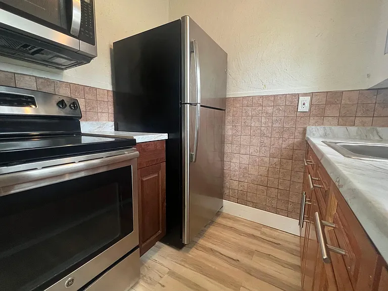 242 Taylor Ave S #1/2 — Photo 6