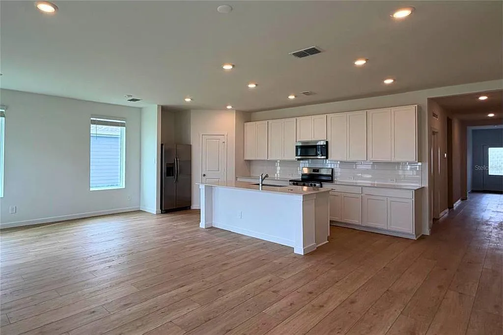 3 bed, 2.0 bath, 2366 sqft, $1,850 — Photo 3