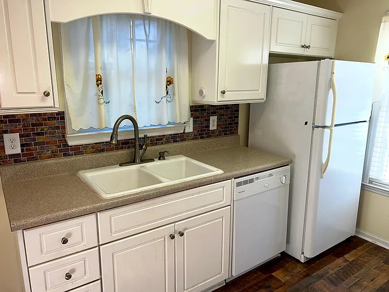 111 Bennington Ln — Photo 4