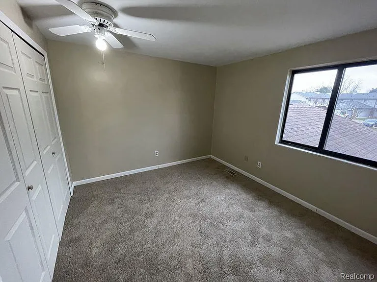 8484 Pepper Ridge Dr — Photo 10