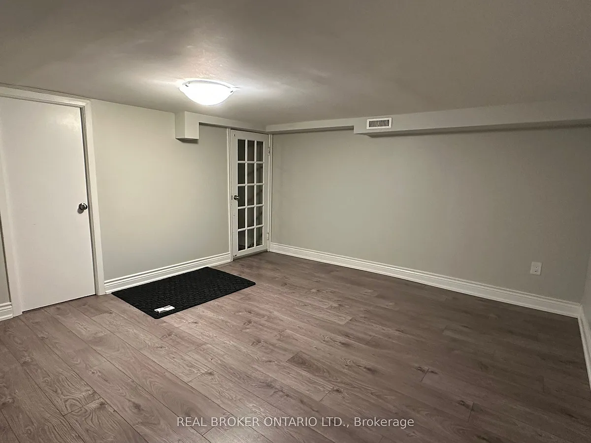 Photo 2 of 6 - 129 Wolseley St #BASEMENT - Toronto, ON Building Photo - 129 Wolseley St #BASEMENT