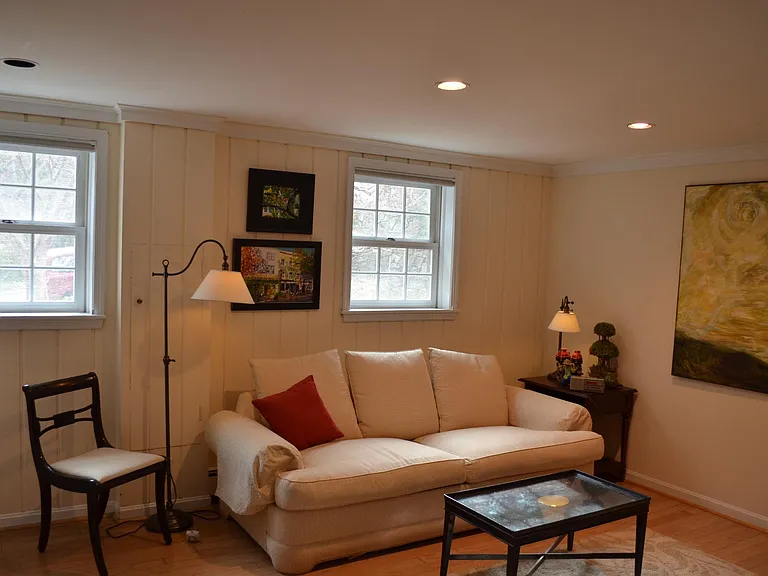 407 Summers Dr — Photo 2
