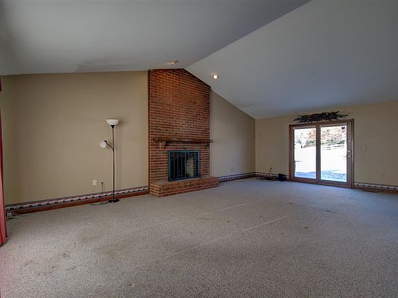 4th image of 2820 Deerfield Dr