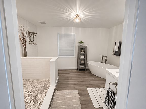 Primary en-suite bath