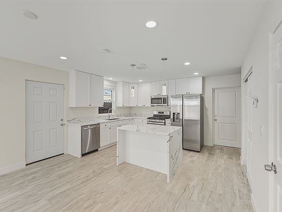 2nd image of 1916 Cedar Ave #B