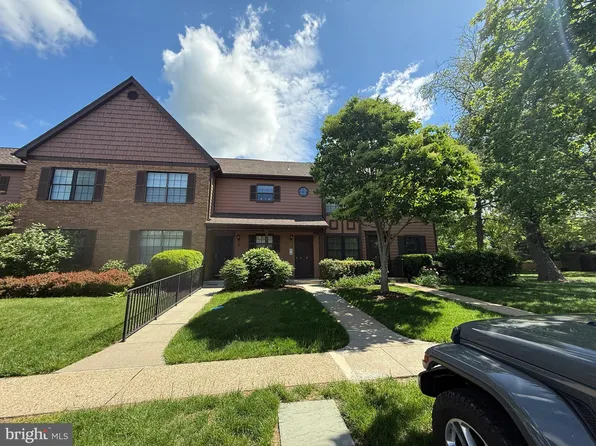 4 Barclay Ct, Lawrence Township, NJ 08648