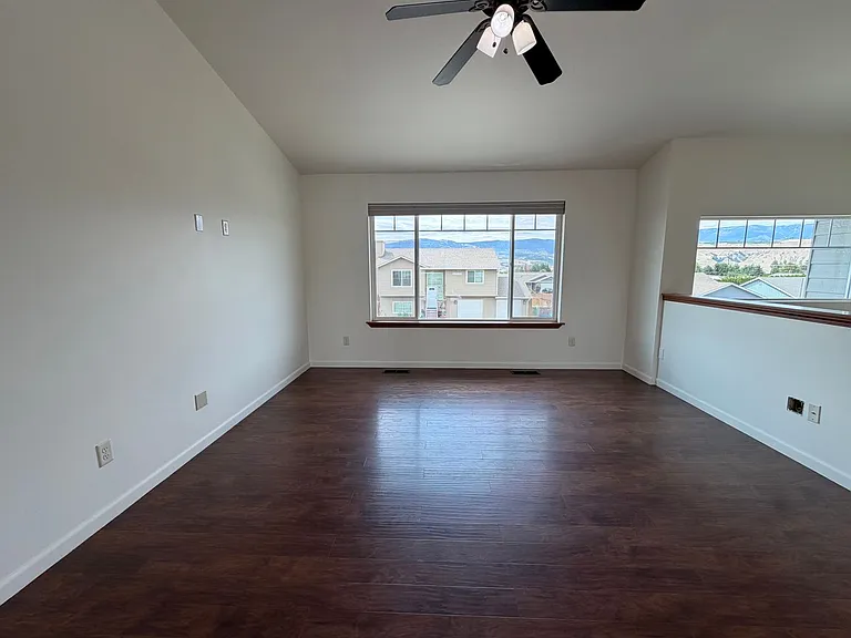 2581 NE Noble Loop — Photo 2
