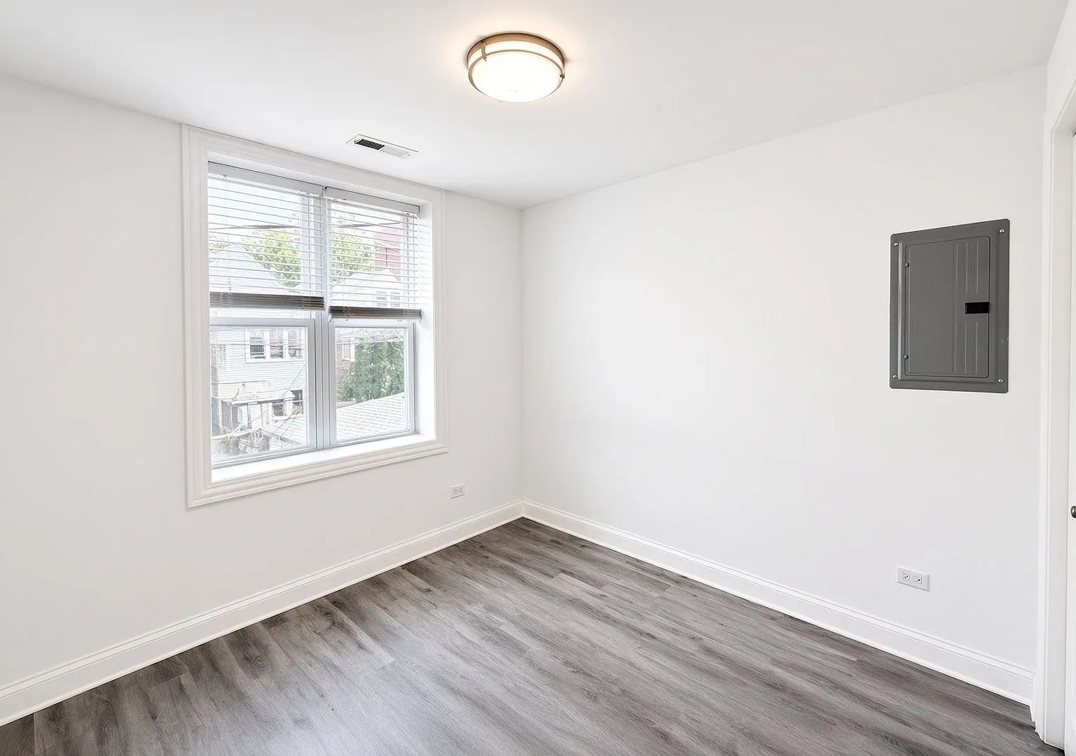 3131 N Monticello Ave — Photo 4