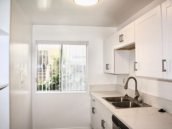 5th image of 872 S Westgate Ave APT 2
