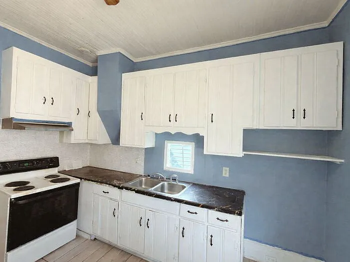 1025 Hillyer Ave — Photo 4