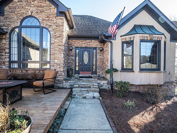 4th image of 303 Shady Valley Dr