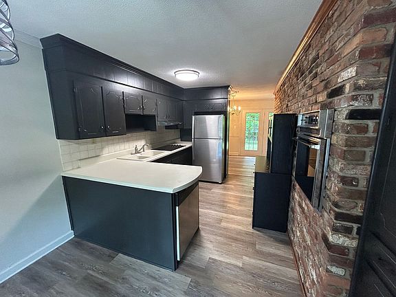 4th image of 215 York Dr