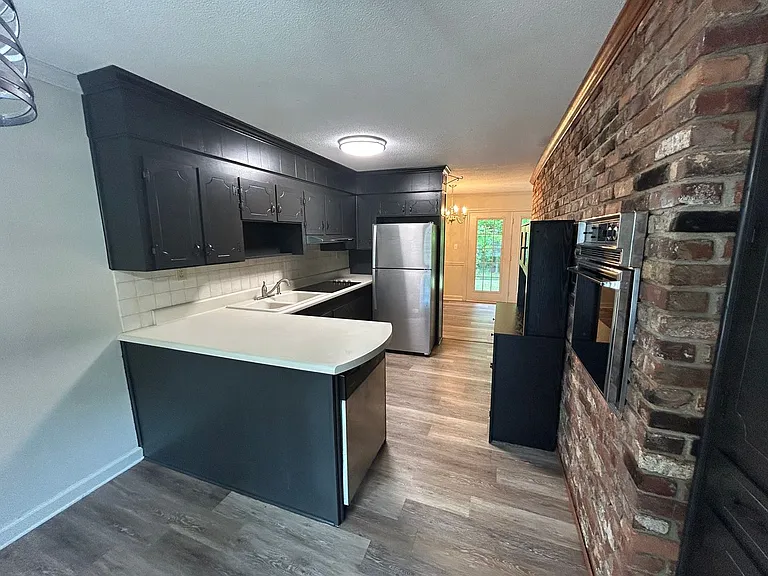 215 York Dr — Photo 4
