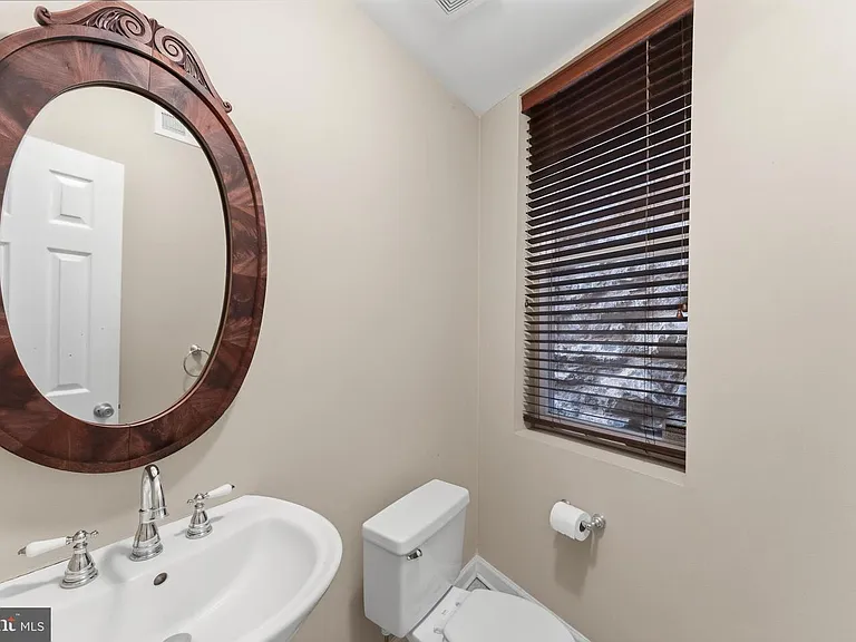 11 R St NW #1 — Photo 12