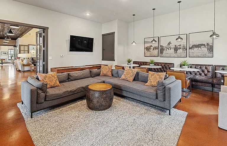 Junction Crossing Apartments — Photo 10
