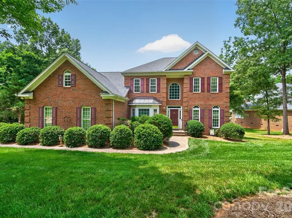1900 Crestgate Dr, Waxhaw, NC 28173
