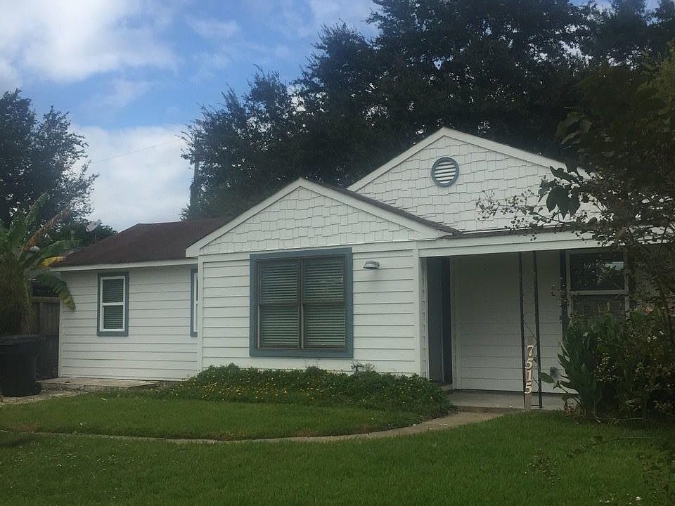 4 Bedroom, 2 Bathroom Cottage on Large lot in Mason Terrace.