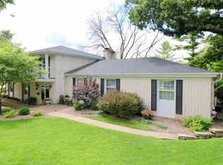 1055 Arrowhead Dr, Dubuque, IA 52003