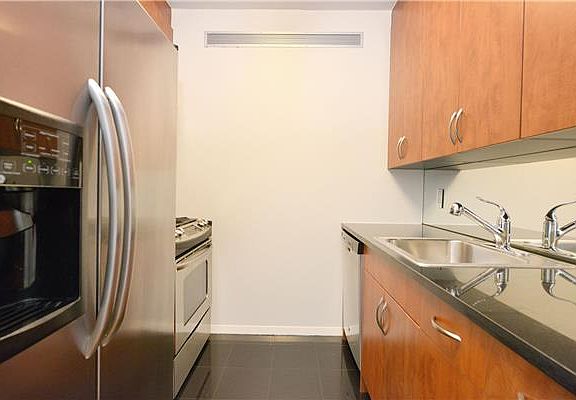 4th image of 420 E 61st St APT 3D