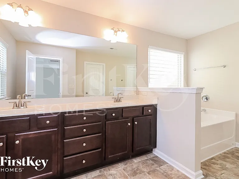 703 Barberry Dr — Photo 8