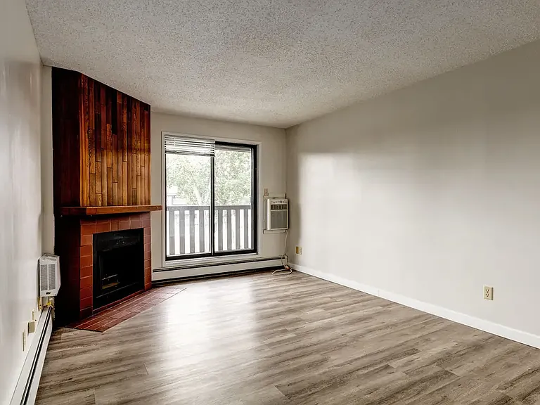 640 Robert St E — Photo 12