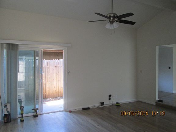 3rd image of 7 E Iris Ave