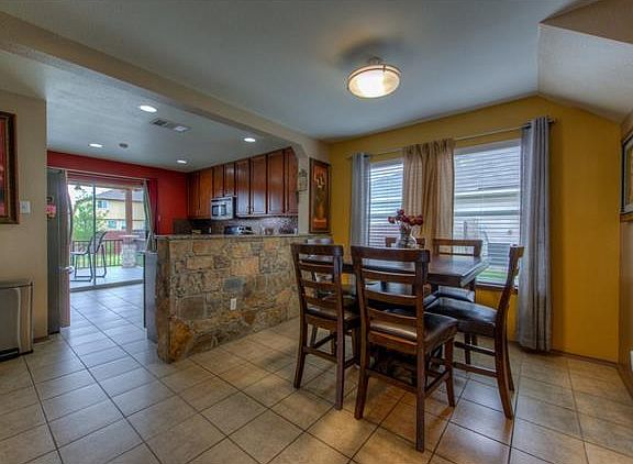 5th image of 228 Foxglove Dr