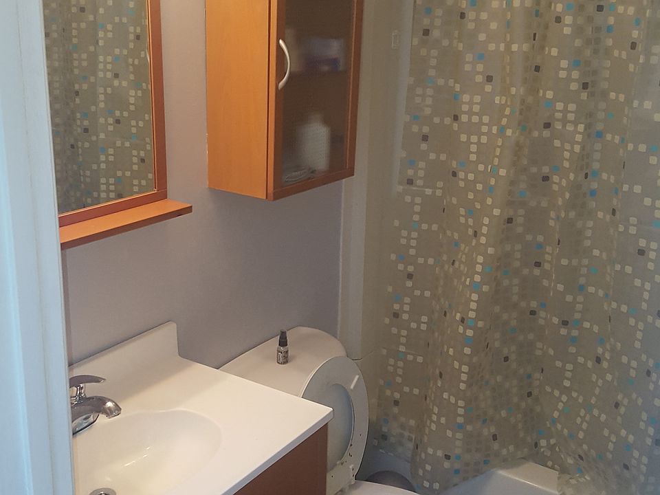 1st bedroom bathroom