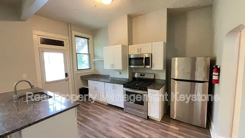1 bed, 1.0 bath, $900 — Photo 2
