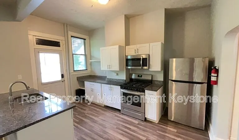 1247 Chartiers Ave #4 — Photo 2