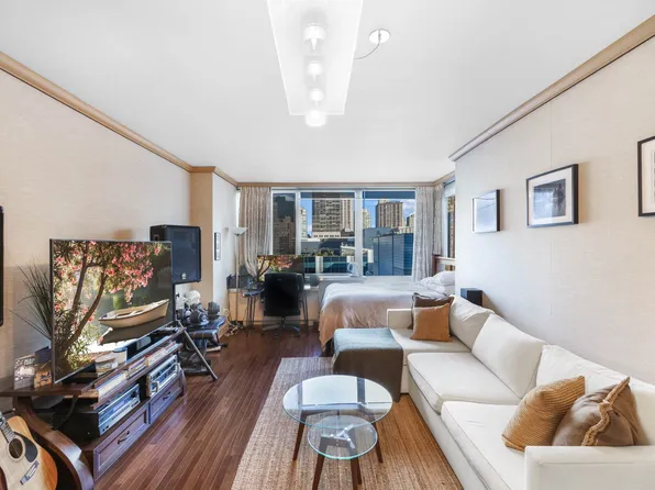 120 Riverside Boulevard image 2 of 11