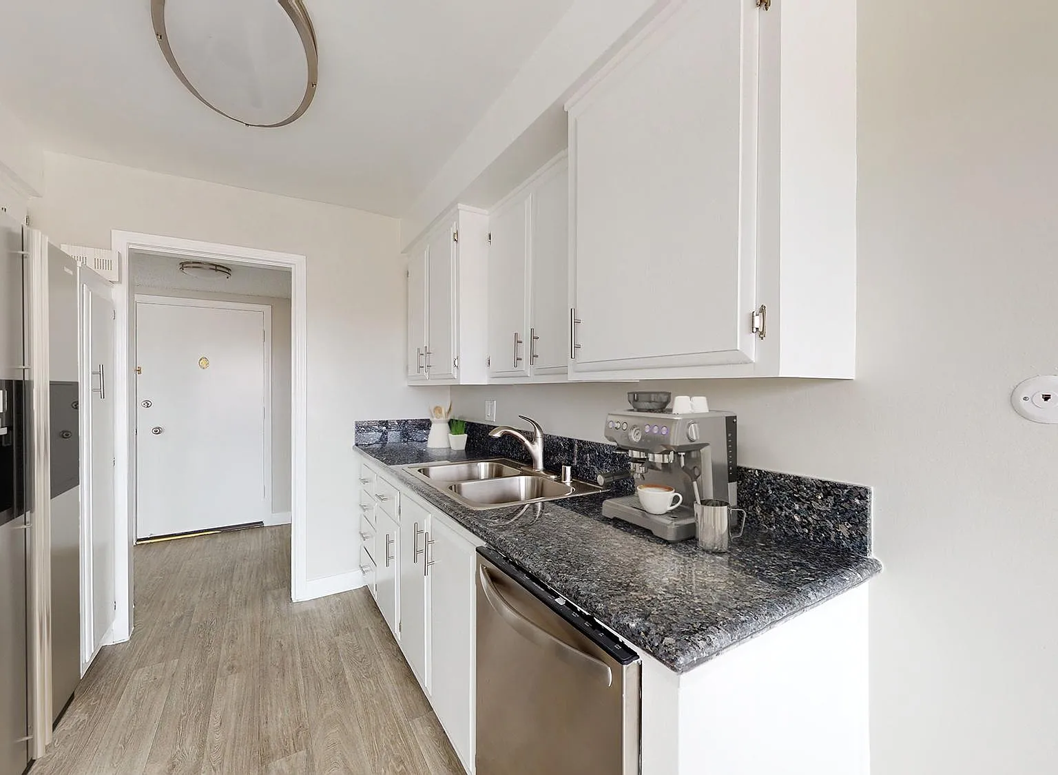 Beach Hill Apartments — Photo 3