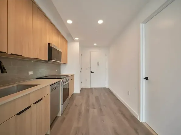 2455 3rd Avenue image 7 of 34