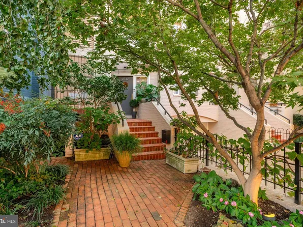 2102 R St NW, Washington, DC 20008