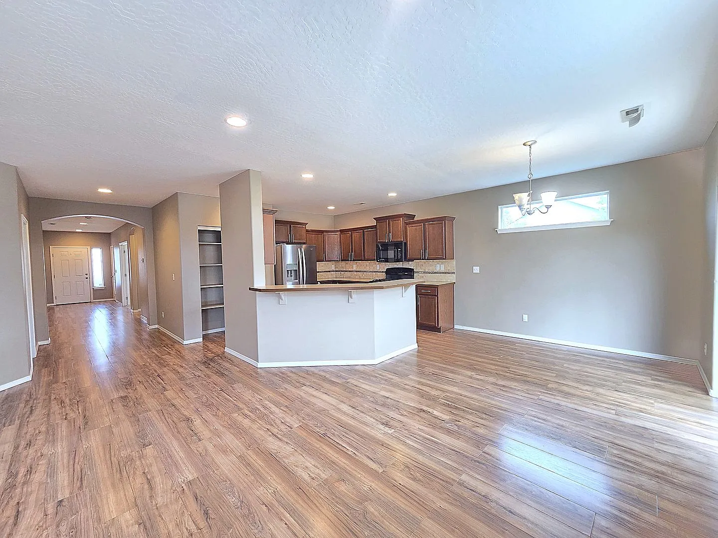 $2,300 - 3 Bed / 2 Bath Beautiful Single Level Home in Airway Heights — Photo 3