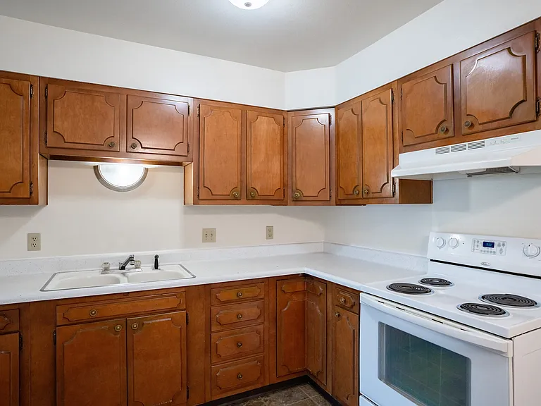 Fargo, ND Crown Court 1 Apartments | Kitchen