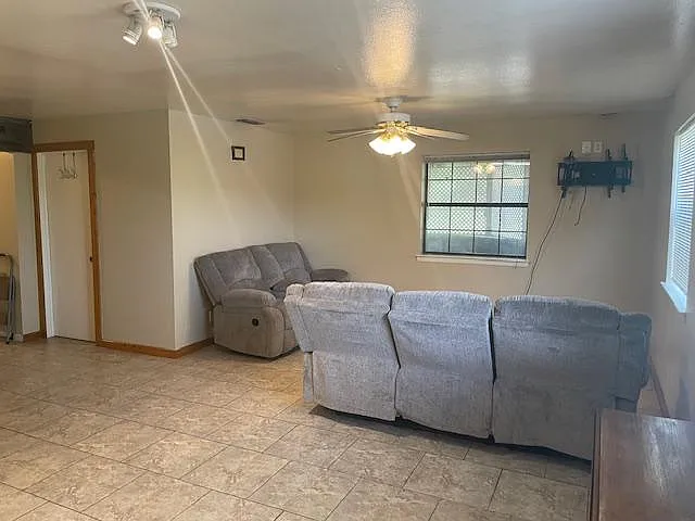 9786B FM 852 — Photo 6