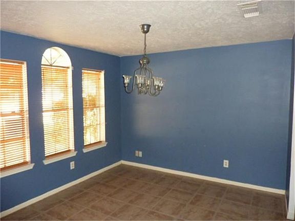 3rd image of 2218 Pincher Creek Dr