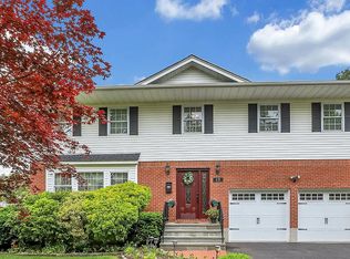 19 Narcissus Dr, Syosset, NY 11791