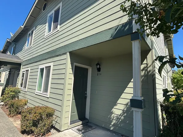 814 SE 9th St, Grants Pass, OR 97526
