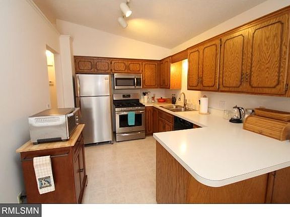 Spaious kitchen with a breakfast bar.