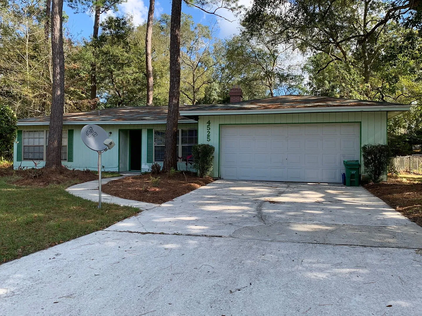 Charming 3-Bedroom House with Garage in NW Gainesville — Photo 2