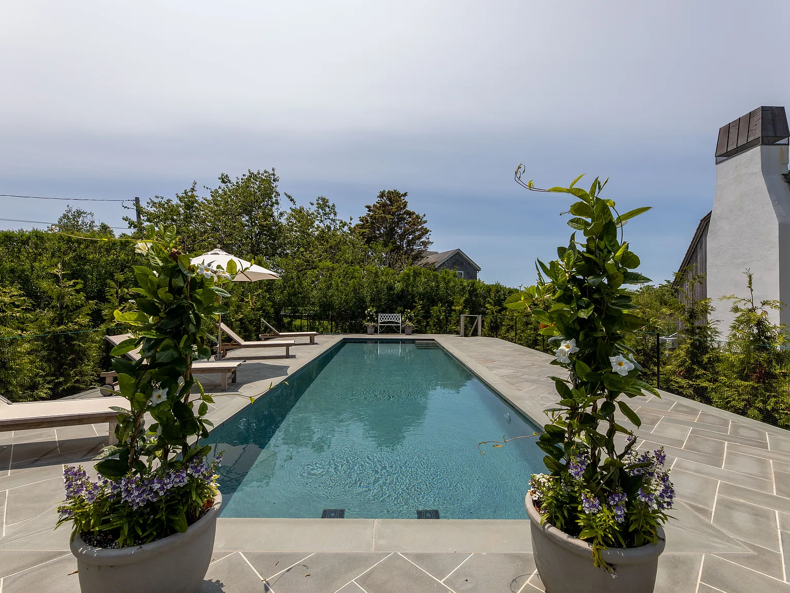Rustic elegance in this modern farmhouse with private pool — Photo 1