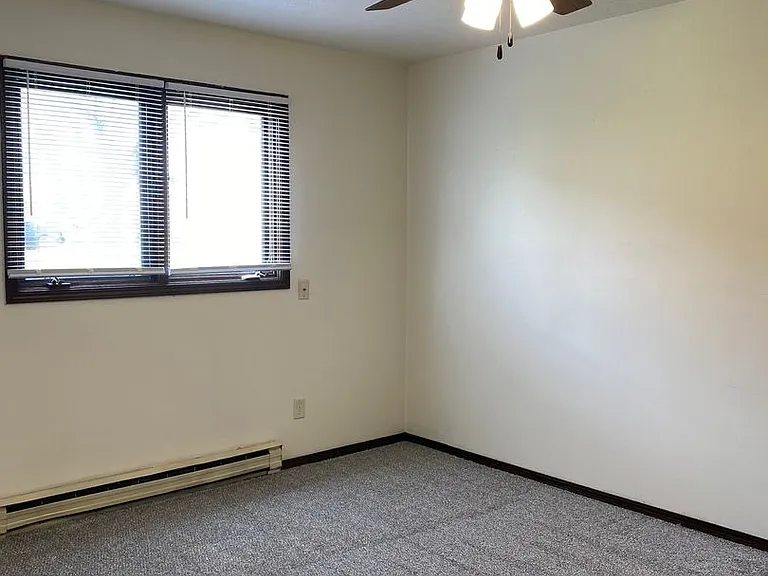 Immaculate Updated 1 & 2 Bedroom with 1 Bath — Photo 28